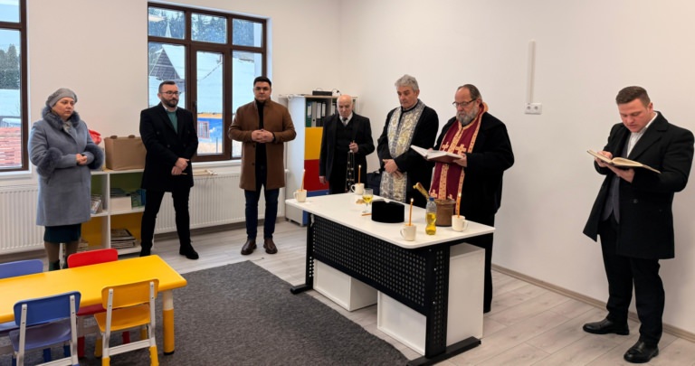 Stoiceni: noua grădiniță și căminul cultural au fost sfințite și inaugurate