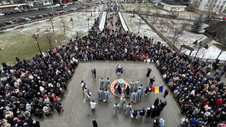 Catedrala Episcopală din Baia Mare pune la dispoziția credincioșilor 15.000 de sticle cu Aghiasma Mare