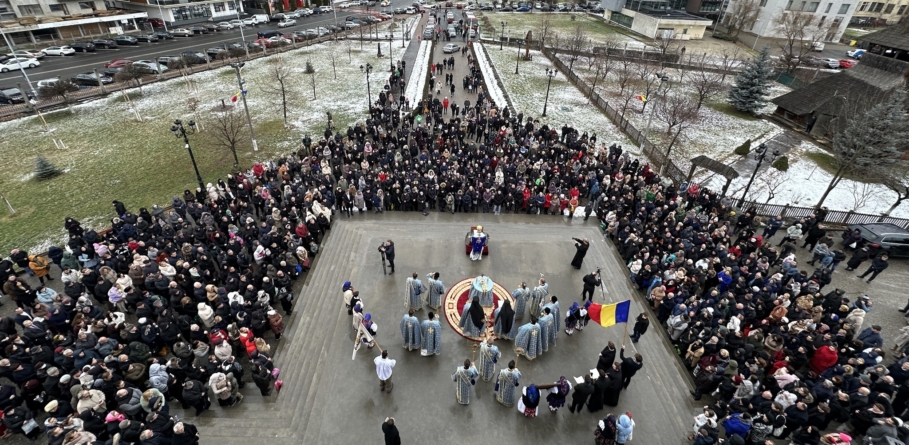 Catedrala Episcopală din Baia Mare pune la dispoziția credincioșilor 15.000 de sticle cu Aghiasma Mare