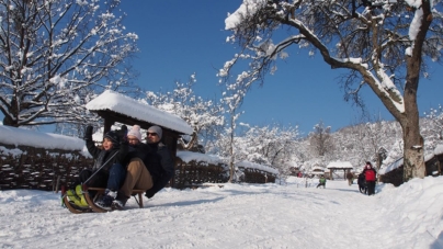 „Iarna pe uliță”, eveniment dedicat bucuriei copilăriei, la Muzeul Satului din Baia Mare
