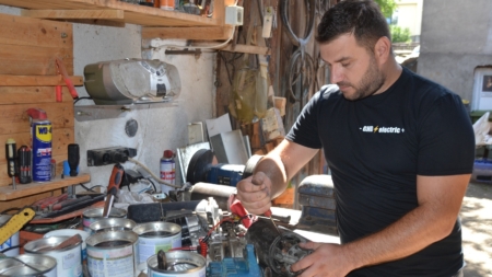 Daniel Gavriș din Fărcașa – de la primul bec aprins, la tractorul pornit prin telecomandă și telefon