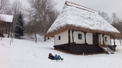Iarna pe uliță: Copiii sunt așteptați la săniuș la Muzeul Satului din Baia Mare