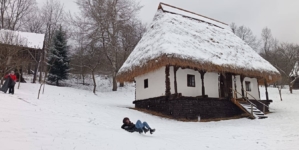 Iarna pe uliță: Copiii sunt așteptați la săniuș la Muzeul Satului din Baia Mare