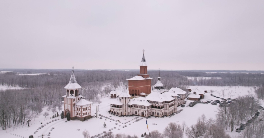 Ierarhii Maramureșului și Sătmarului au slujit la Mănăstirea Scărișoara Nouă cu ocazia hramului