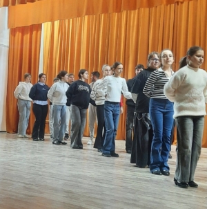 Tinerii, invitați să participe cursurile de dans popular de la Casa de Cultură „Vasile Grigore Latiș” Târgu Lăpuș