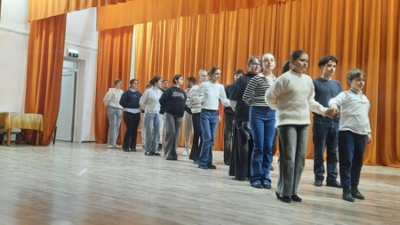 Tinerii, invitați să participe cursurile de dans popular de la Casa de Cultură „Vasile Grigore Latiș” Târgu Lăpuș