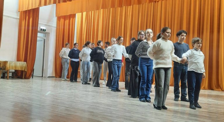 Tinerii, invitați să participe cursurile de dans popular de la Casa de Cultură „Vasile Grigore Latiș” Târgu Lăpuș