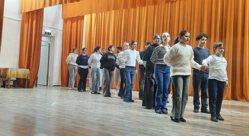 Tinerii, invitați să participe cursurile de dans popular de la Casa de Cultură „Vasile Grigore Latiș” Târgu Lăpuș