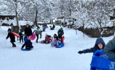 Copiii școlari de pe Pirită au ieșit la tradiționalul săniuș