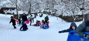 Copiii școlari de pe Pirită au ieșit la tradiționalul săniuș