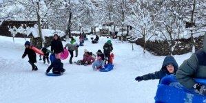 Copiii școlari de pe Pirită au ieșit la tradiționalul săniuș