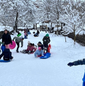 Copiii școlari de pe Pirită au ieșit la tradiționalul săniuș