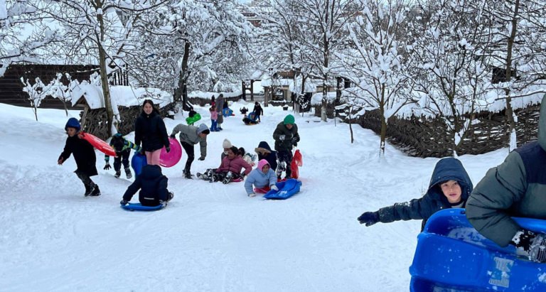 Copiii școlari de pe Pirită au ieșit la tradiționalul săniuș