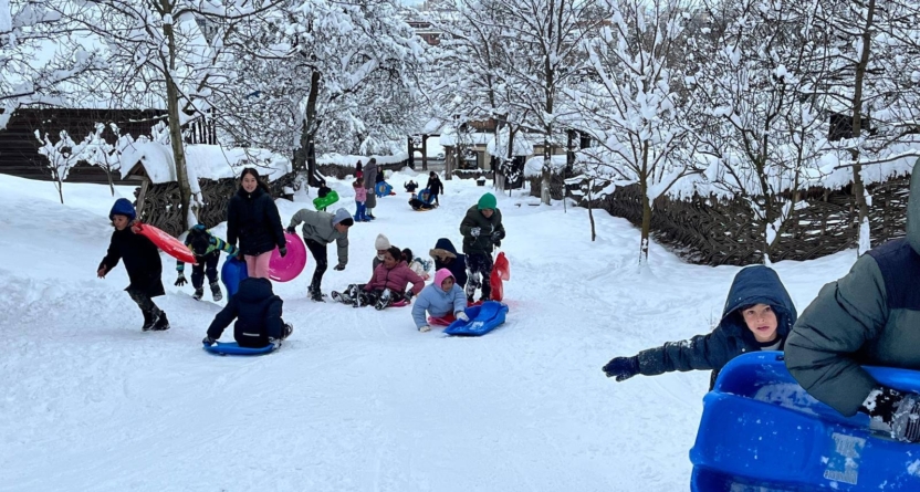 Copiii școlari de pe Pirită au ieșit la tradiționalul săniuș