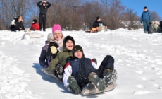 Bucuria iernilor de odinioară, retrăită la Suciu de Sus: o zi plină de joc și zâmbete pentru copii