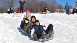 Bucuria iernilor de odinioară, retrăită la Suciu de Sus: o zi plină de joc și zâmbete pentru copii