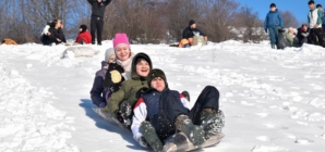 Bucuria iernilor de odinioară, retrăită la Suciu de Sus: o zi plină de joc și zâmbete pentru copii