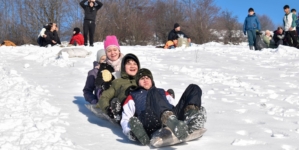 Bucuria iernilor de odinioară, retrăită la Suciu de Sus: o zi plină de joc și zâmbete pentru copii