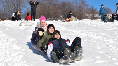 Bucuria iernilor de odinioară, retrăită la Suciu de Sus: o zi plină de joc și zâmbete pentru copii