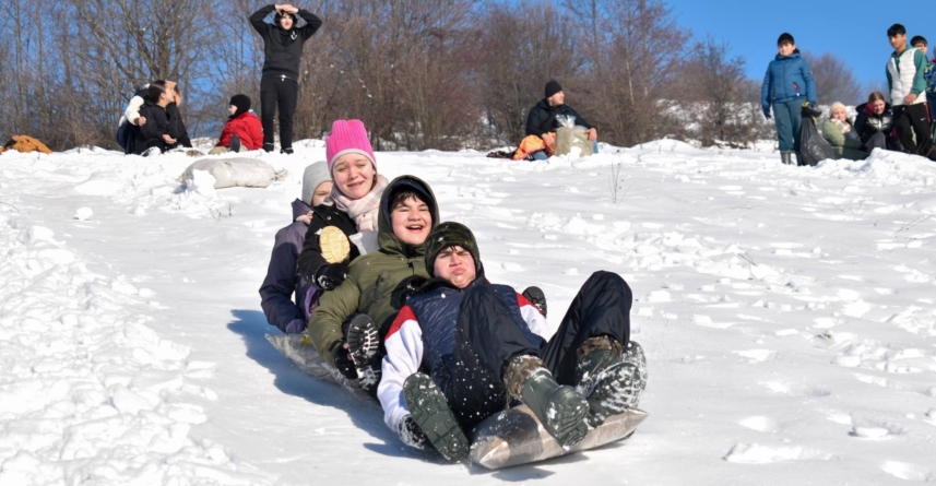 Bucuria iernilor de odinioară, retrăită la Suciu de Sus: o zi plină de joc și zâmbete pentru copii