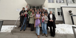 Semne de carte cu citate din opera eminesciană, oferite trecătorilor de elevii Colegiului Național „Mihai Eminescu”