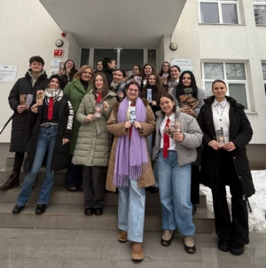 Semne de carte cu citate din opera eminesciană, oferite trecătorilor de elevii Colegiului Național „Mihai Eminescu”