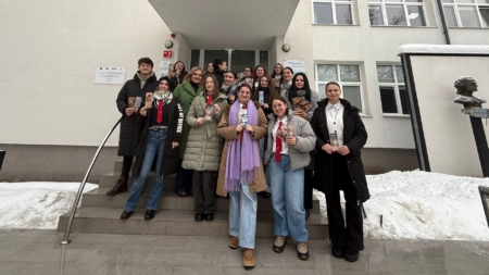 Semne de carte cu citate din opera eminesciană, oferite trecătorilor de elevii Colegiului Național „Mihai Eminescu”