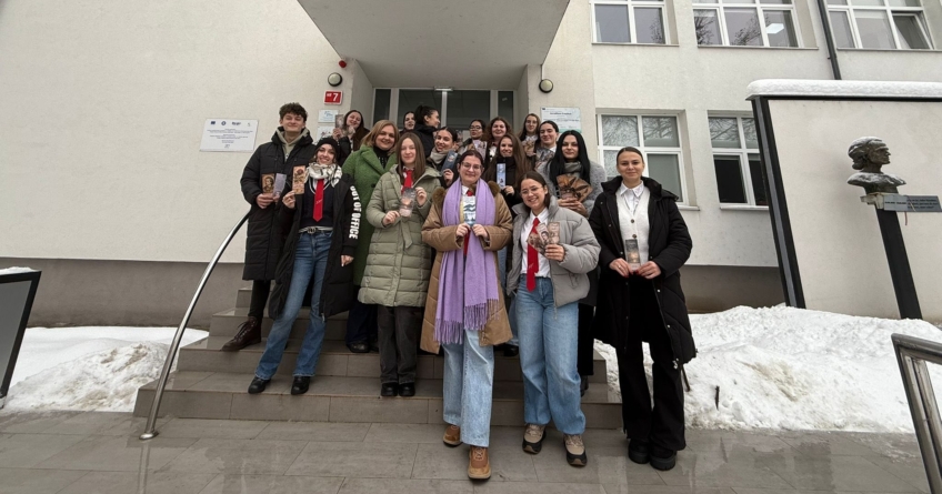 Semne de carte cu citate din opera eminesciană, oferite trecătorilor de elevii Colegiului Național „Mihai Eminescu”