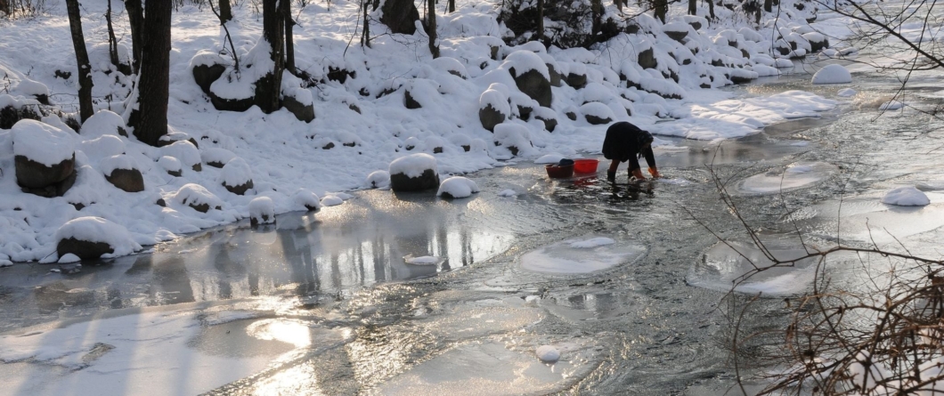 Cu mâinile în apă înghețată: amintiri despre lăutu’ hainelor