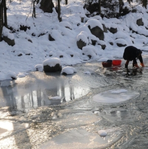 Cu mâinile în apă înghețată: amintiri despre lăutu’ hainelor