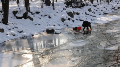 Cu mâinile în apă înghețată: amintiri despre lăutu’ hainelor