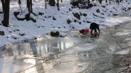 Cu mâinile în apă înghețată: amintiri despre lăutu’ hainelor