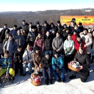 „Cu sania pe deal”: Zi de iarnă cu multe zâmbete și voie bună în comuna Fărcașa