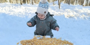 Cel mai tânăr silvicultor maramureșean, hotărât să ajute animalele sălbatice să treacă cu bine peste ger