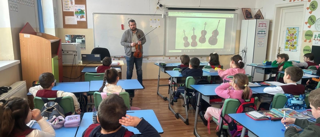 Elevii Școlii Gimnaziale „Nicolae Iorga” din Baia Mare, întâlnire cu violonistul Bogdan Bolchiș