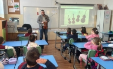 Elevii Școlii Gimnaziale „Nicolae Iorga” din Baia Mare, întâlnire cu violonistul Bogdan Bolchiș