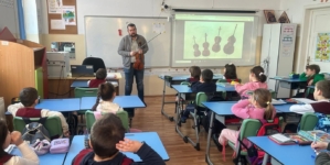 Elevii Școlii Gimnaziale „Nicolae Iorga” din Baia Mare, întâlnire cu violonistul Bogdan Bolchiș