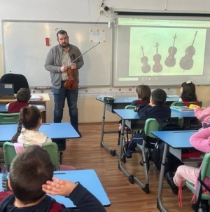 Elevii Școlii Gimnaziale „Nicolae Iorga” din Baia Mare, întâlnire cu violonistul Bogdan Bolchiș
