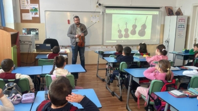 Elevii Școlii Gimnaziale „Nicolae Iorga” din Baia Mare, întâlnire cu violonistul Bogdan Bolchiș