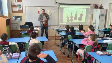 Elevii Școlii Gimnaziale „Nicolae Iorga” din Baia Mare, întâlnire cu violonistul Bogdan Bolchiș
