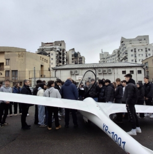 Elevii de la CENT Baia Mare, întâlnire cu echipa Aeroclubului Teritorial „Alexandru Papană”