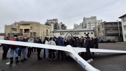 Elevii de la CENT Baia Mare, întâlnire cu echipa Aeroclubului Teritorial „Alexandru Papană”