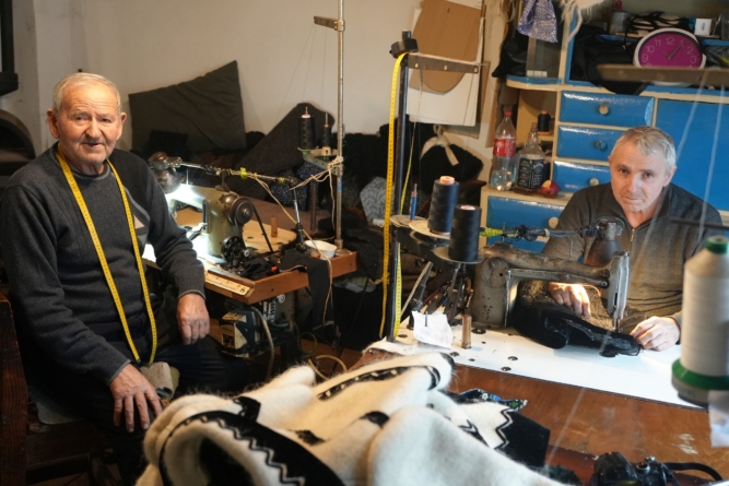 Vasile și Ioan Marinca din Sârbi contribuie la păstrarea tradiției și a portului popular