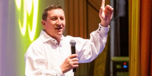 Îndrăgitul interpret Petrică Mureșan, invitat special la Șezătoarea din Boiu Mare