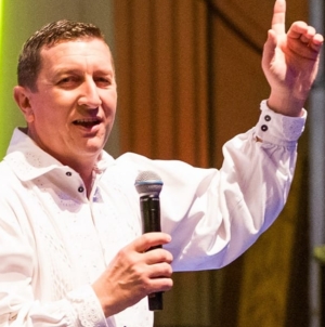 Îndrăgitul interpret Petrică Mureșan, invitat special la Șezătoarea din Boiu Mare