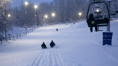 Exclusiv la SuperSki Cavnic: S-a deschis primul parc de săniuș cu instalație de urcare telescaun