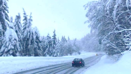 Iarna pune stăpânire pe Maramureș: trafic dificil și viscol la munte