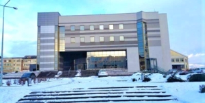 Sistemul de încălzire e stricat, iar la Consiliul Județean Maramureș se stă în frig