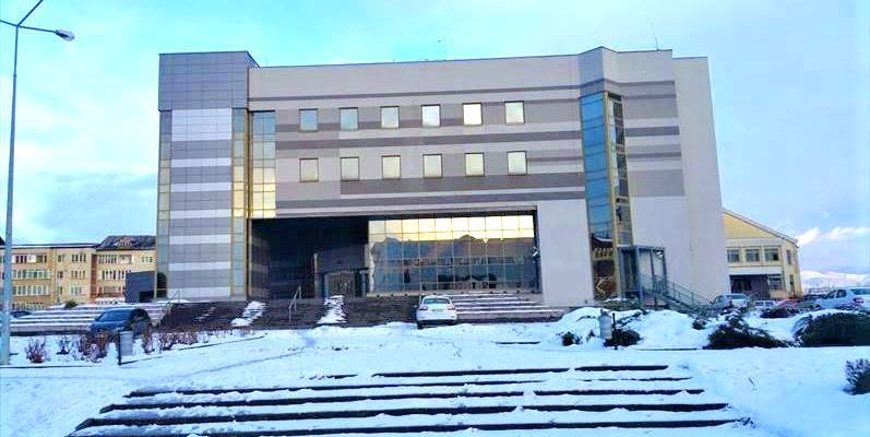 Sistemul de încălzire e stricat, iar la Consiliul Județean Maramureș se stă în frig