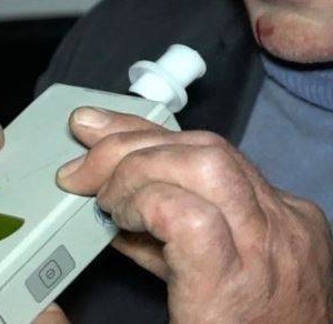 Culmea inconștienței: șapte copii într-o mașină condusă de un bețiv fără permis